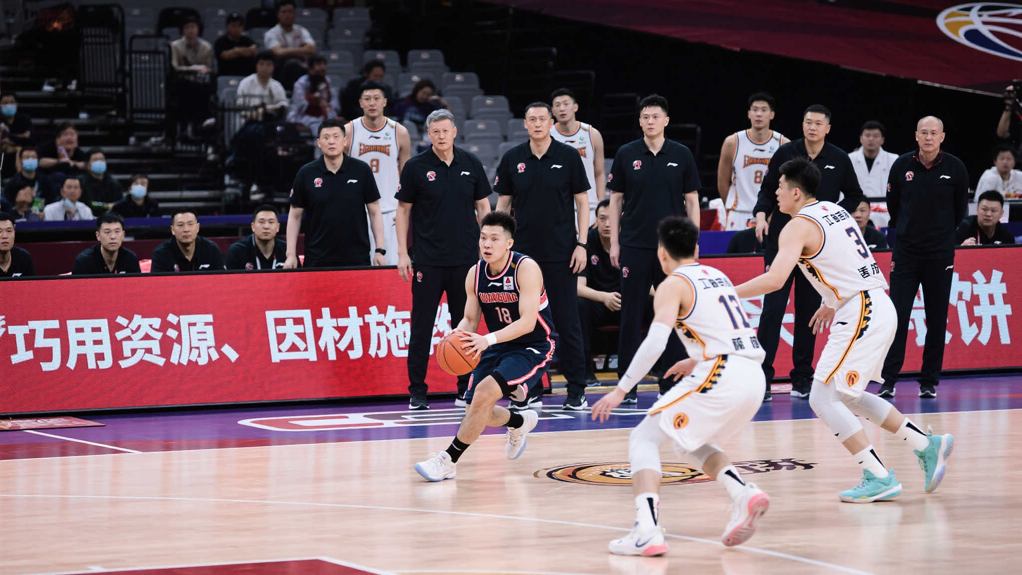 CUBAL:叶润峰第7次三分终于投进,华侨追至落后北大10分 CUBAL:叶润峰第7次三分终于投进,华侨追至落后北大10分